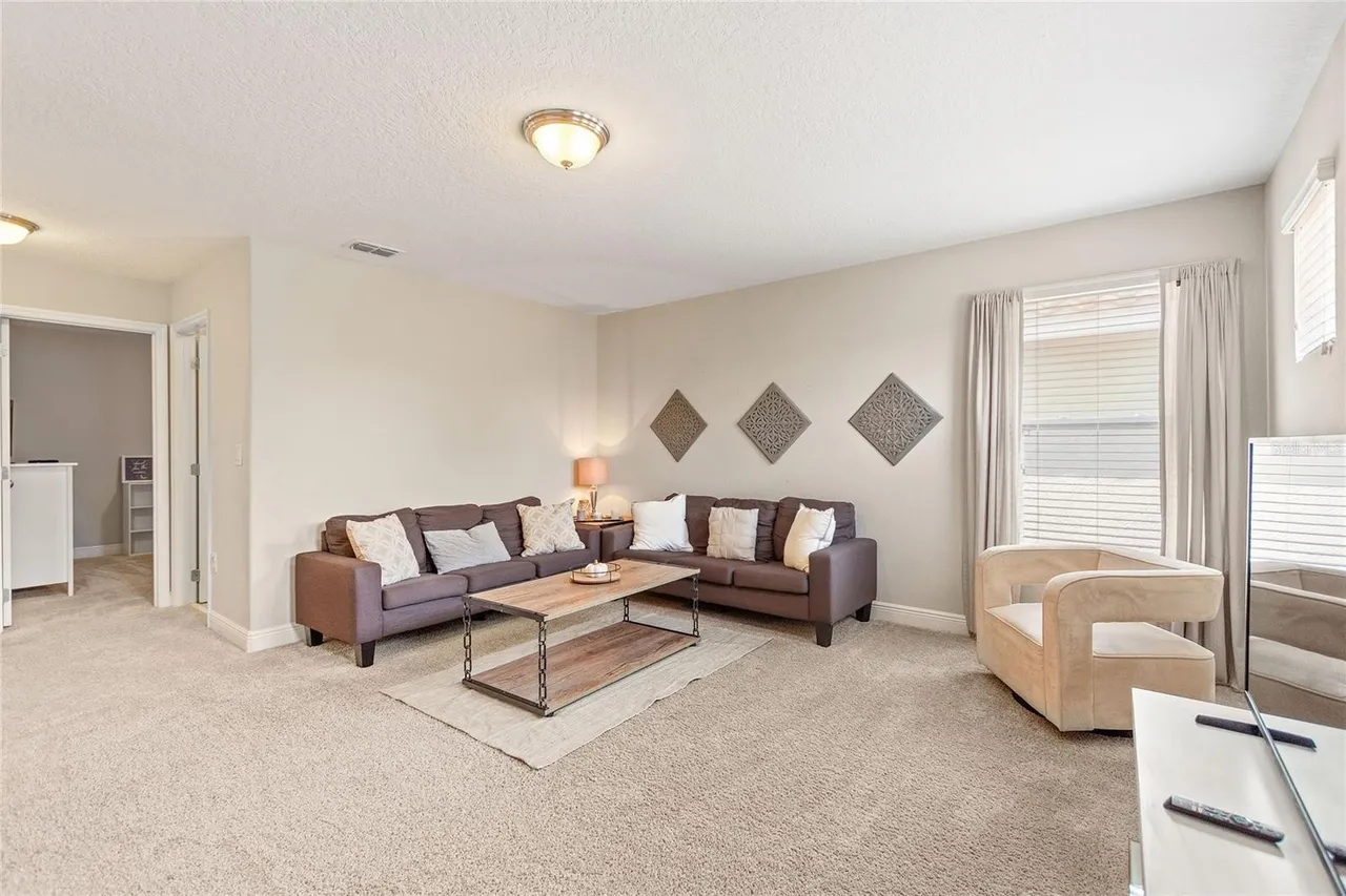 Slide show image of the Orlando Florida Home for Sale 25