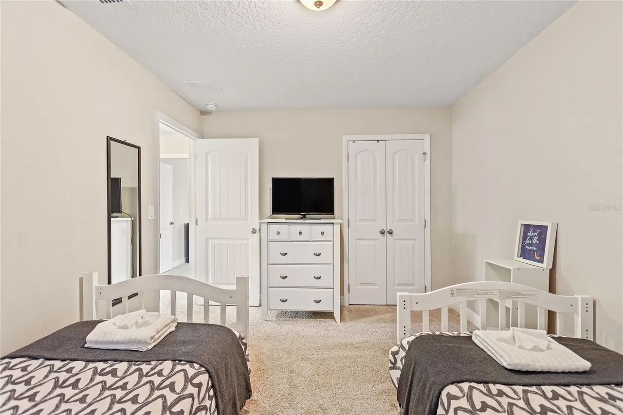 Slide show image of the Orlando Florida Home for Sale 29