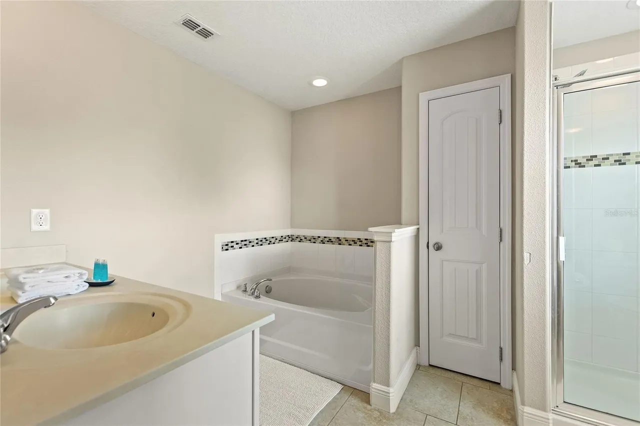 Slide show image of the Orlando Florida Home for Sale 32