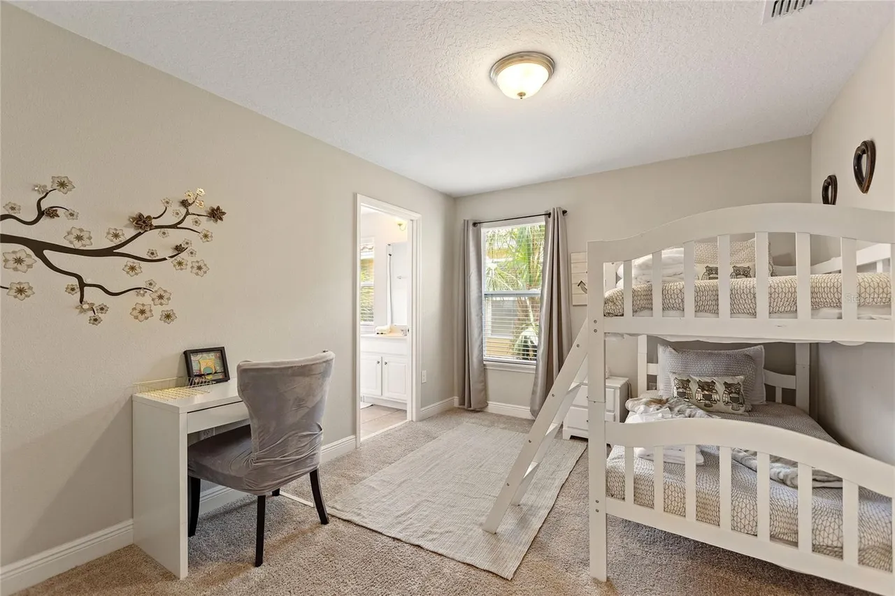 Slide show image of the Orlando Florida Home for Sale 33