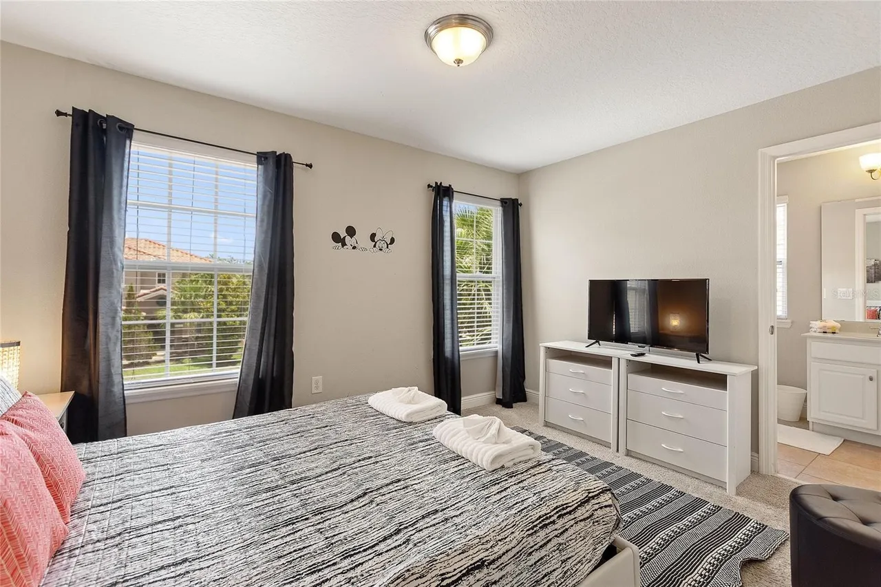 Slide show image of the Orlando Florida Home for Sale 36