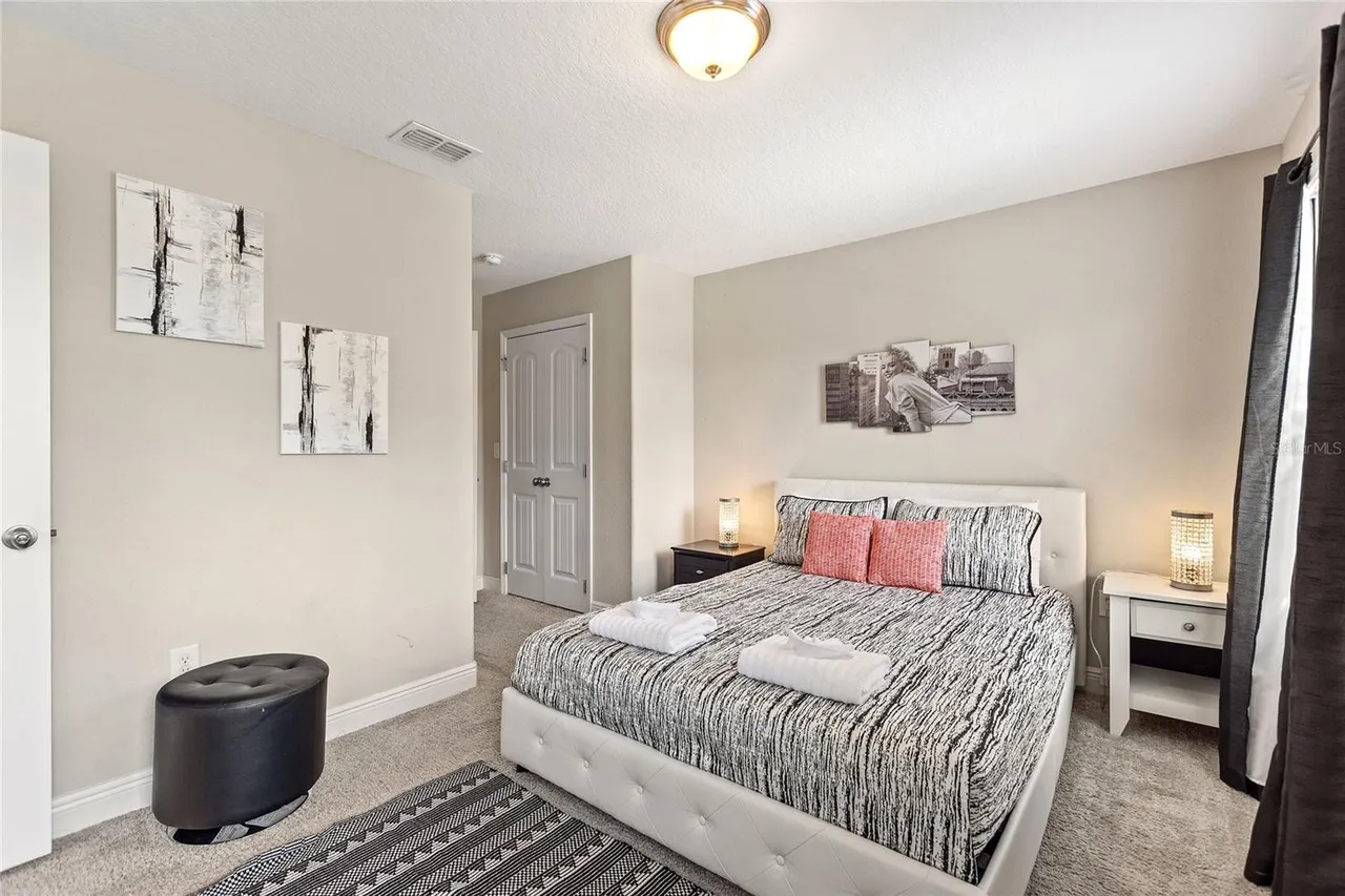Slide show image of the Orlando Florida Home for Sale 37