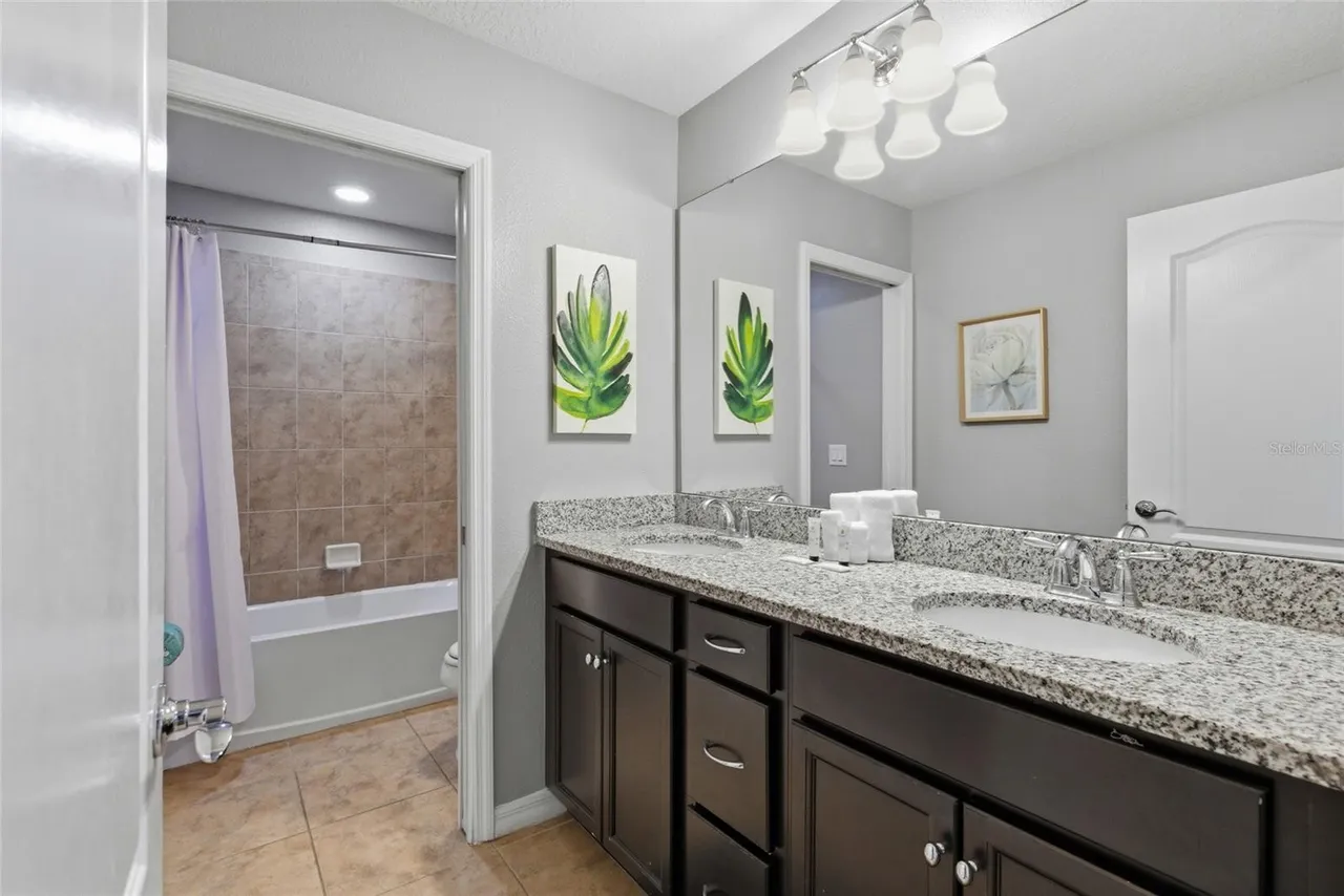 Slide show image of the Orlando Florida Home for Sale 32