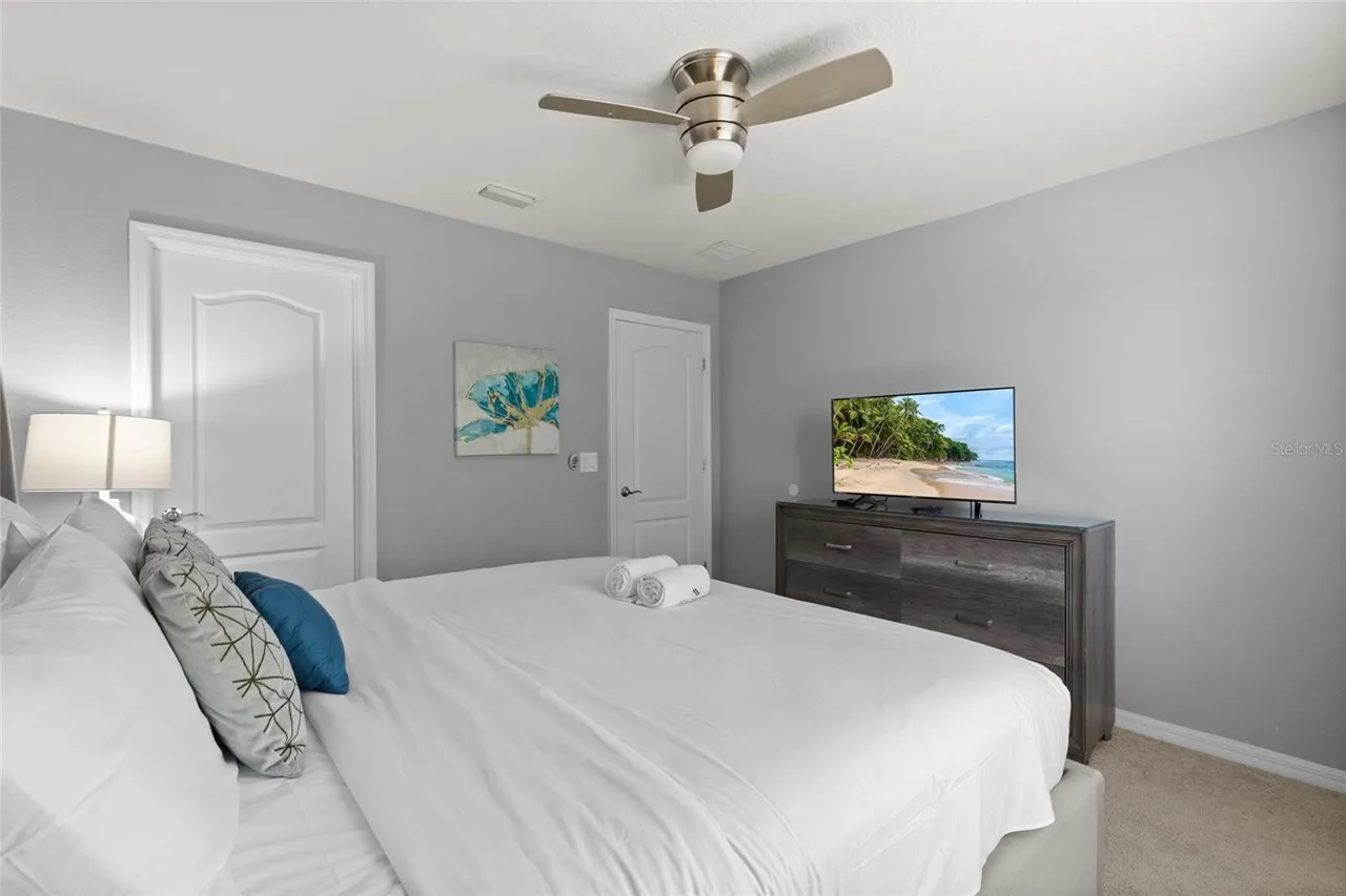 Slide show image of the Orlando Florida Home for Sale 33