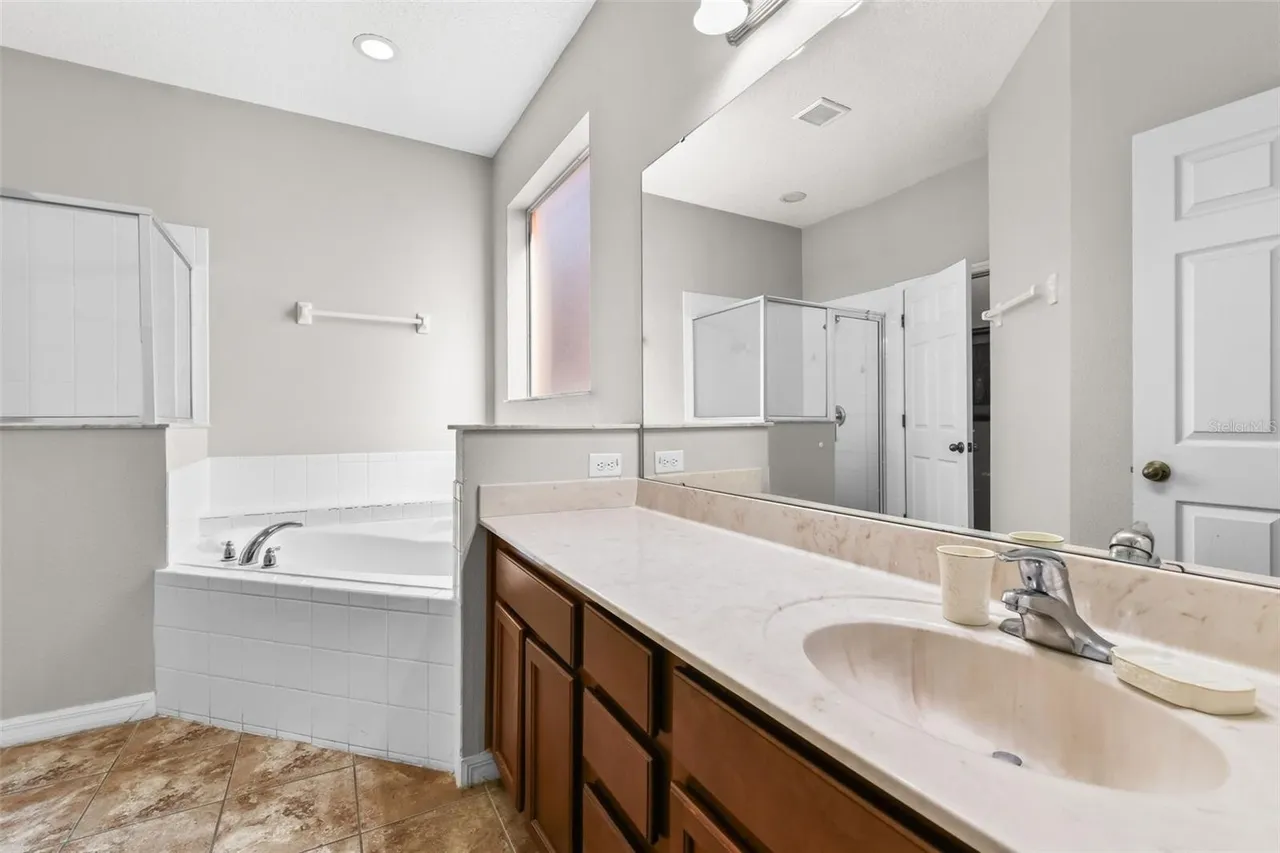 Slide show image of the Orlando Florida Home for Sale 23