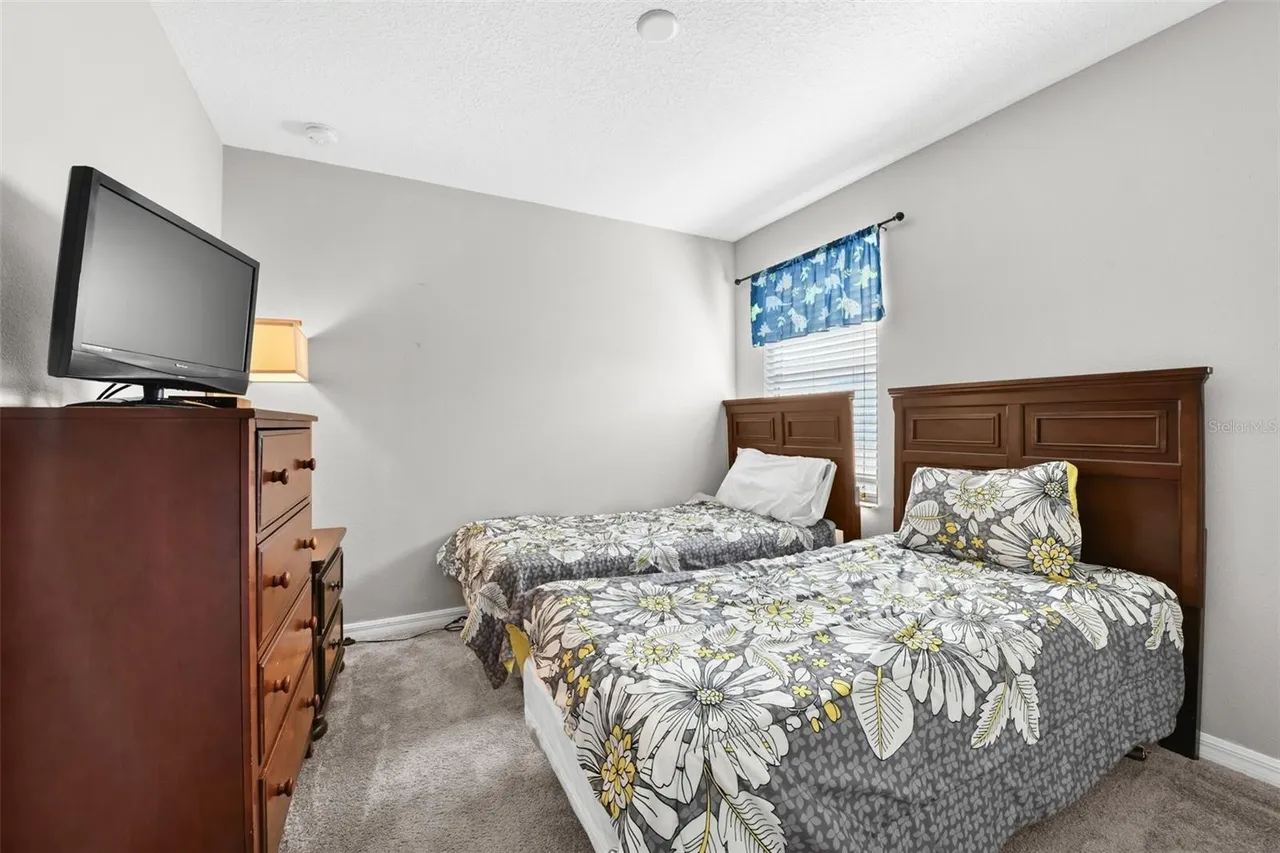 Slide show image of the Orlando Florida Home for Sale 29