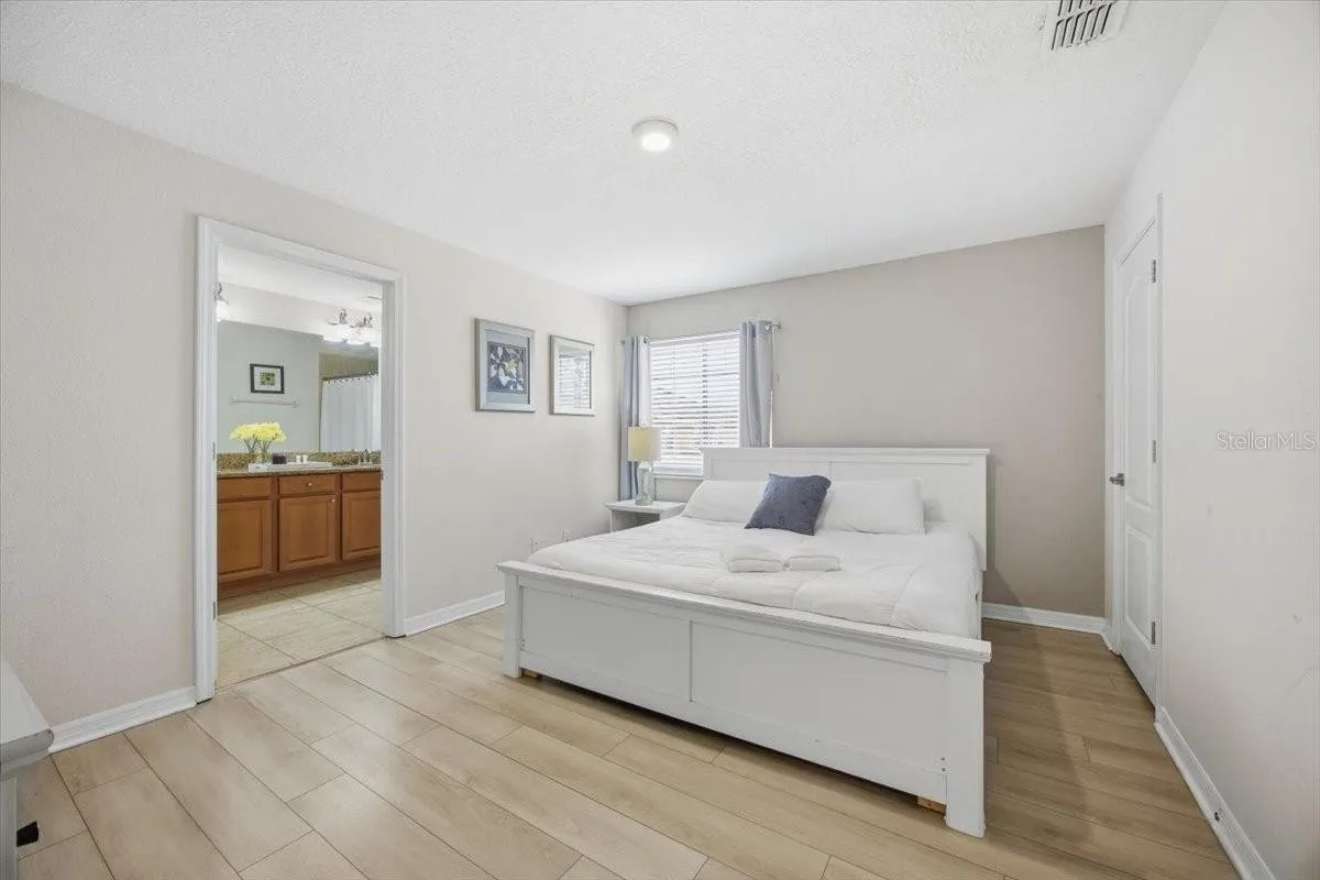 Slide show image of the Orlando Florida Home for Sale 18