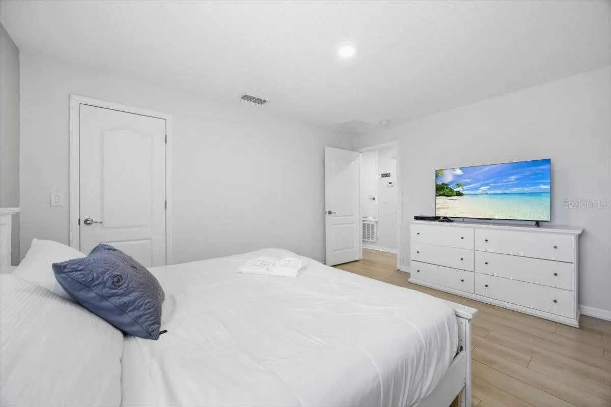 Slide show image of the Orlando Florida Home for Sale 19