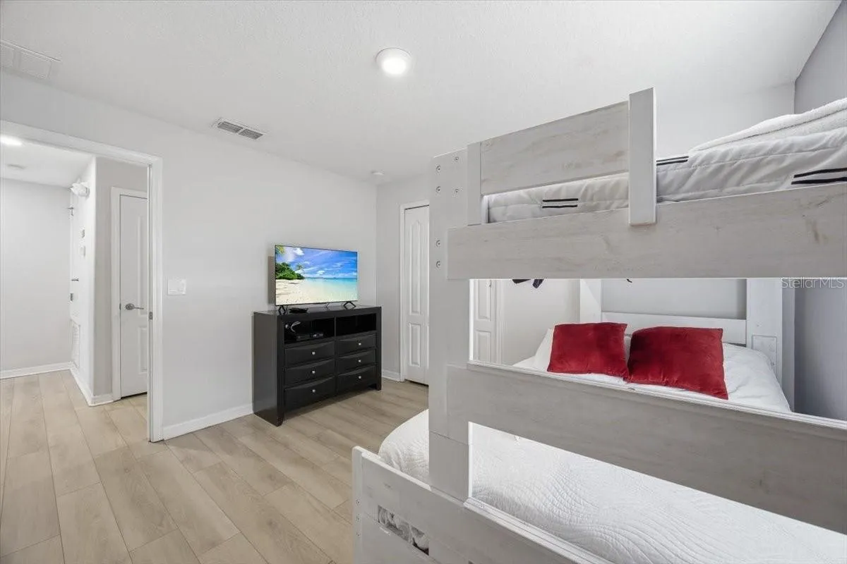 Slide show image of the Orlando Florida Home for Sale 23
