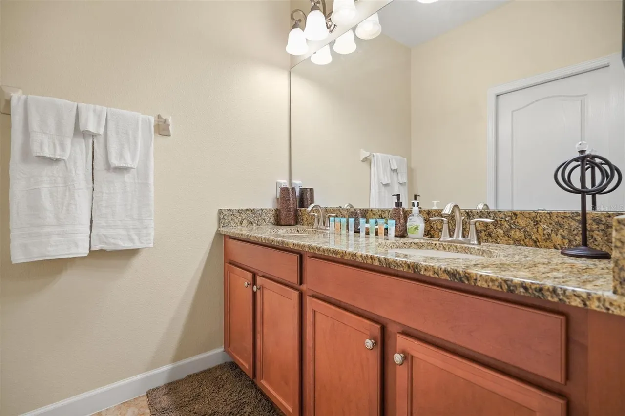 Slide show image of the Orlando Florida Home for Sale 33