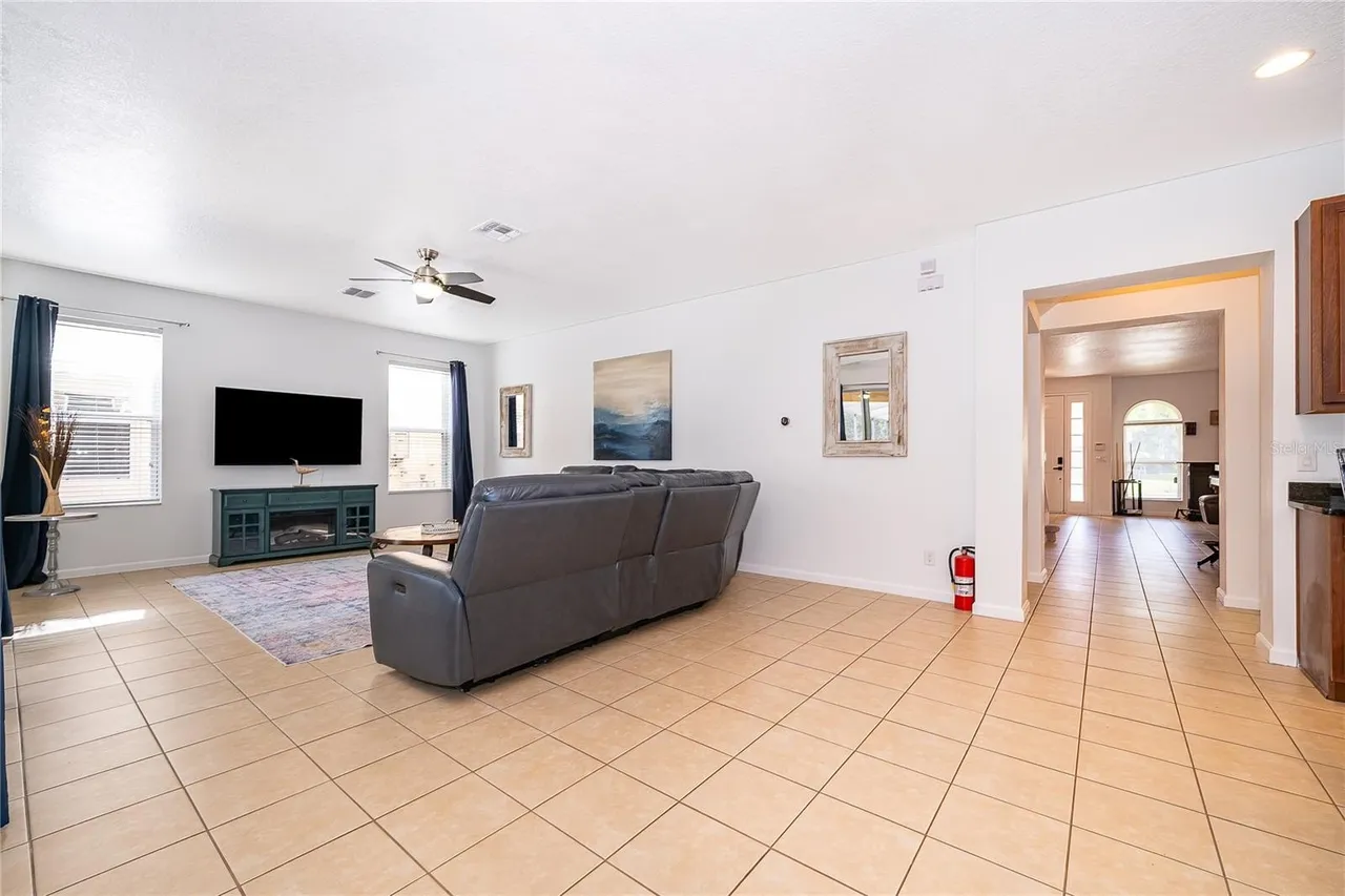 Slide show image of the Orlando Florida Home for Sale 18