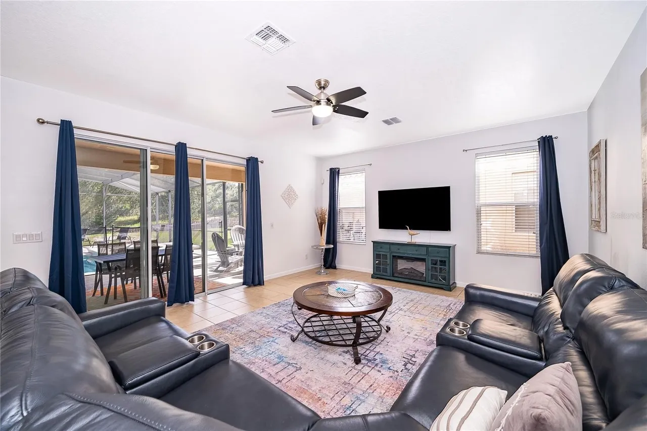 Slide show image of the Orlando Florida Home for Sale 19