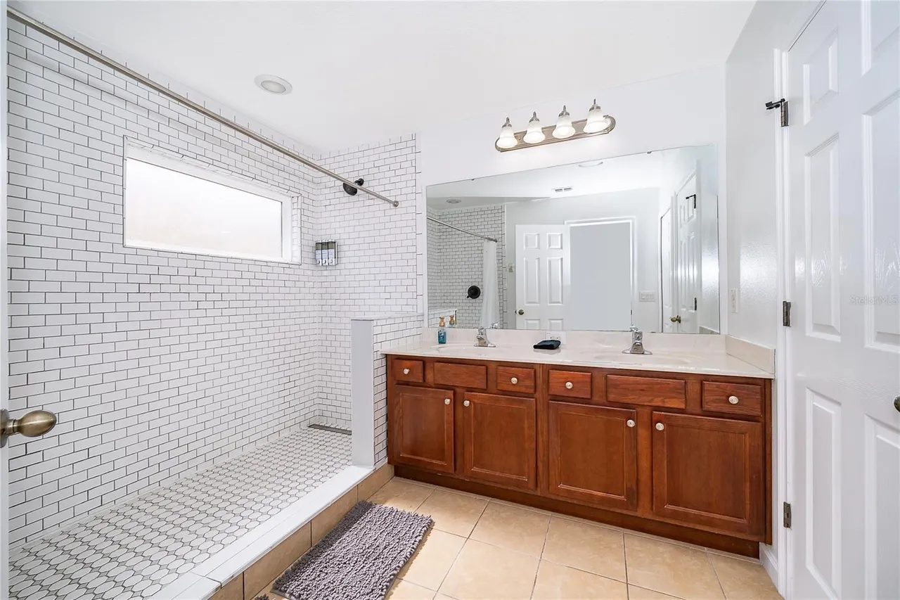 Slide show image of the Orlando Florida Home for Sale 24
