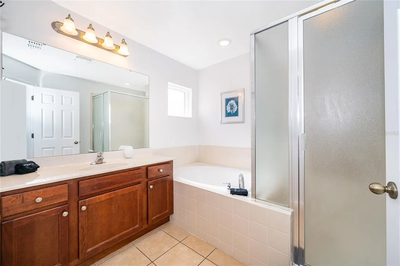 Slide show image of the Orlando Florida Home for Sale 29