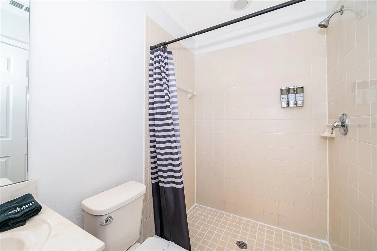 Slide show image of the Orlando Florida Home for Sale 32