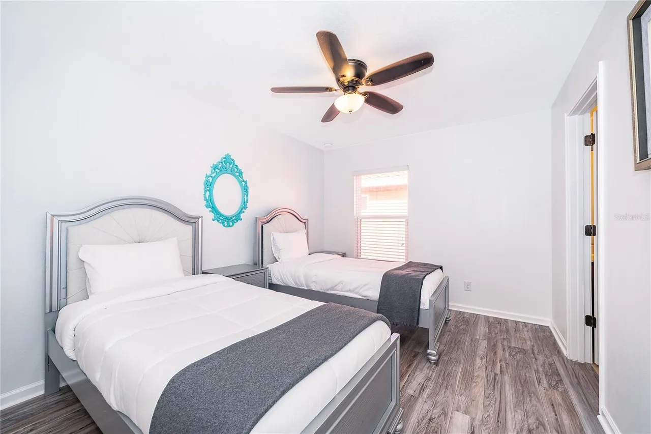 Slide show image of the Orlando Florida Home for Sale 33