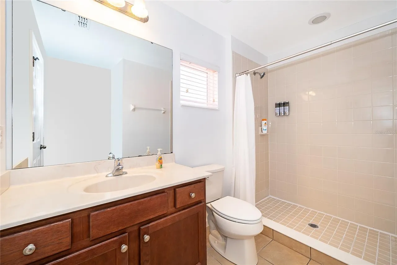 Slide show image of the Orlando Florida Home for Sale 34