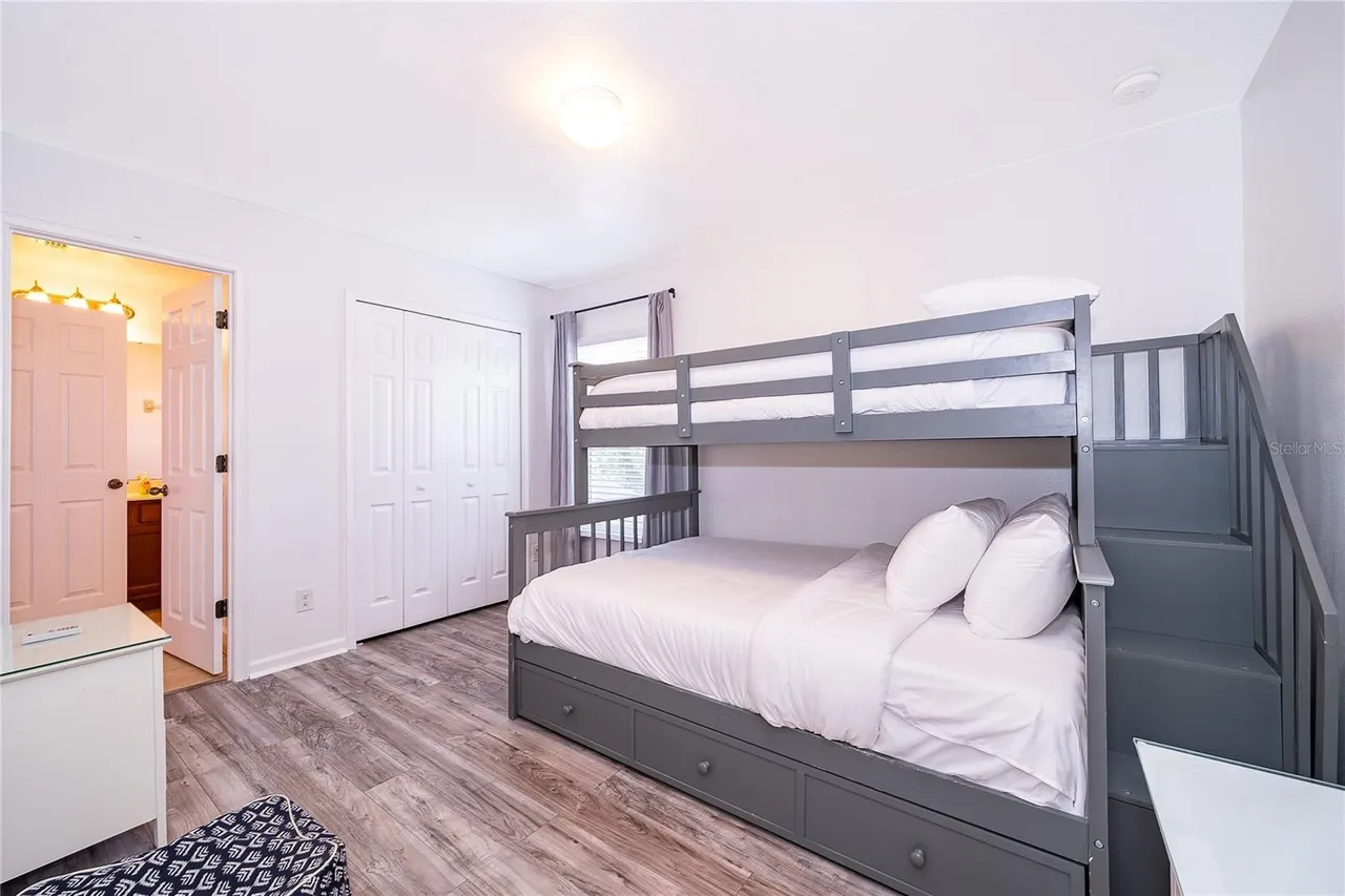 Slide show image of the Orlando Florida Home for Sale 35
