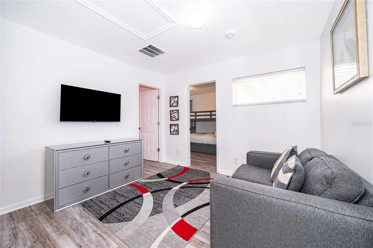 Slide show image of the Orlando Florida Home for Sale 37