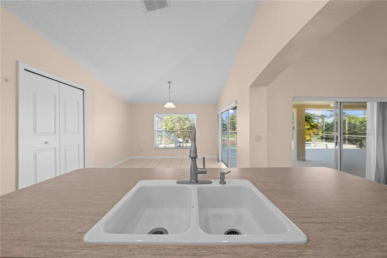 Slide show image of the Orlando Florida Home for Sale 23
