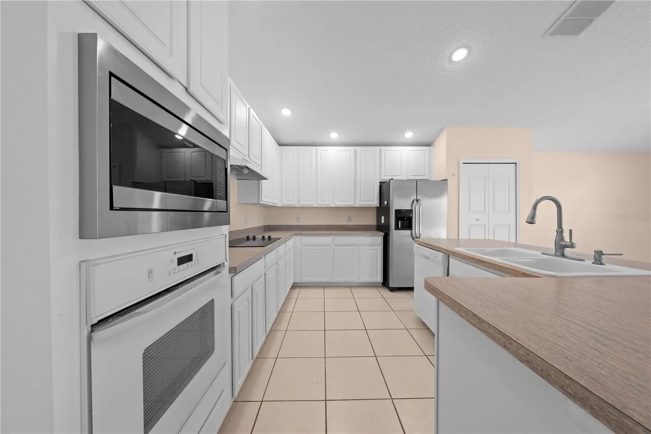 Slide show image of the Orlando Florida Home for Sale 27