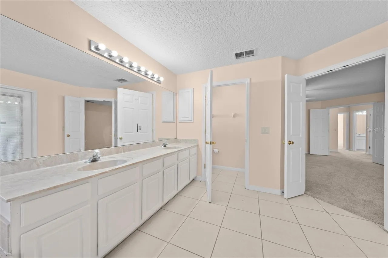 Slide show image of the Orlando Florida Home for Sale 35