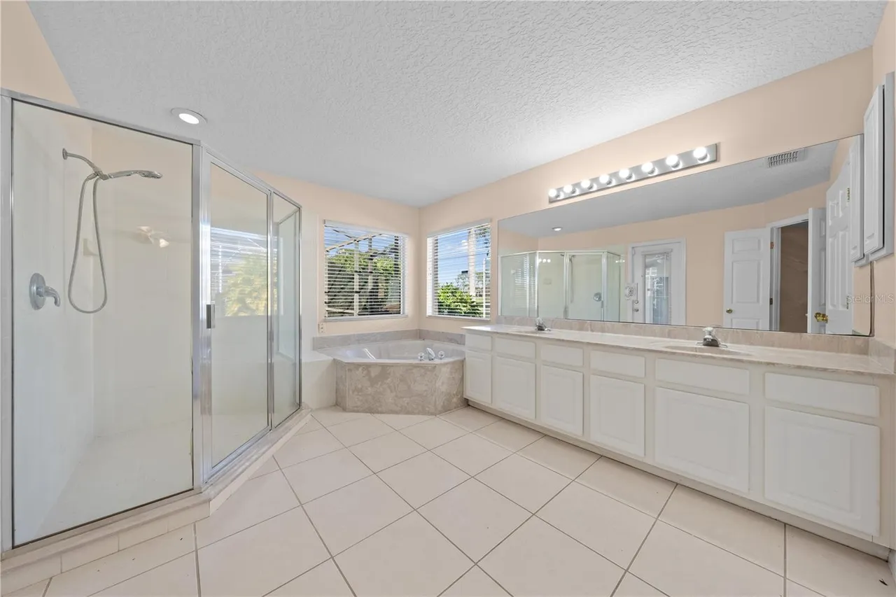 Slide show image of the Orlando Florida Home for Sale 37