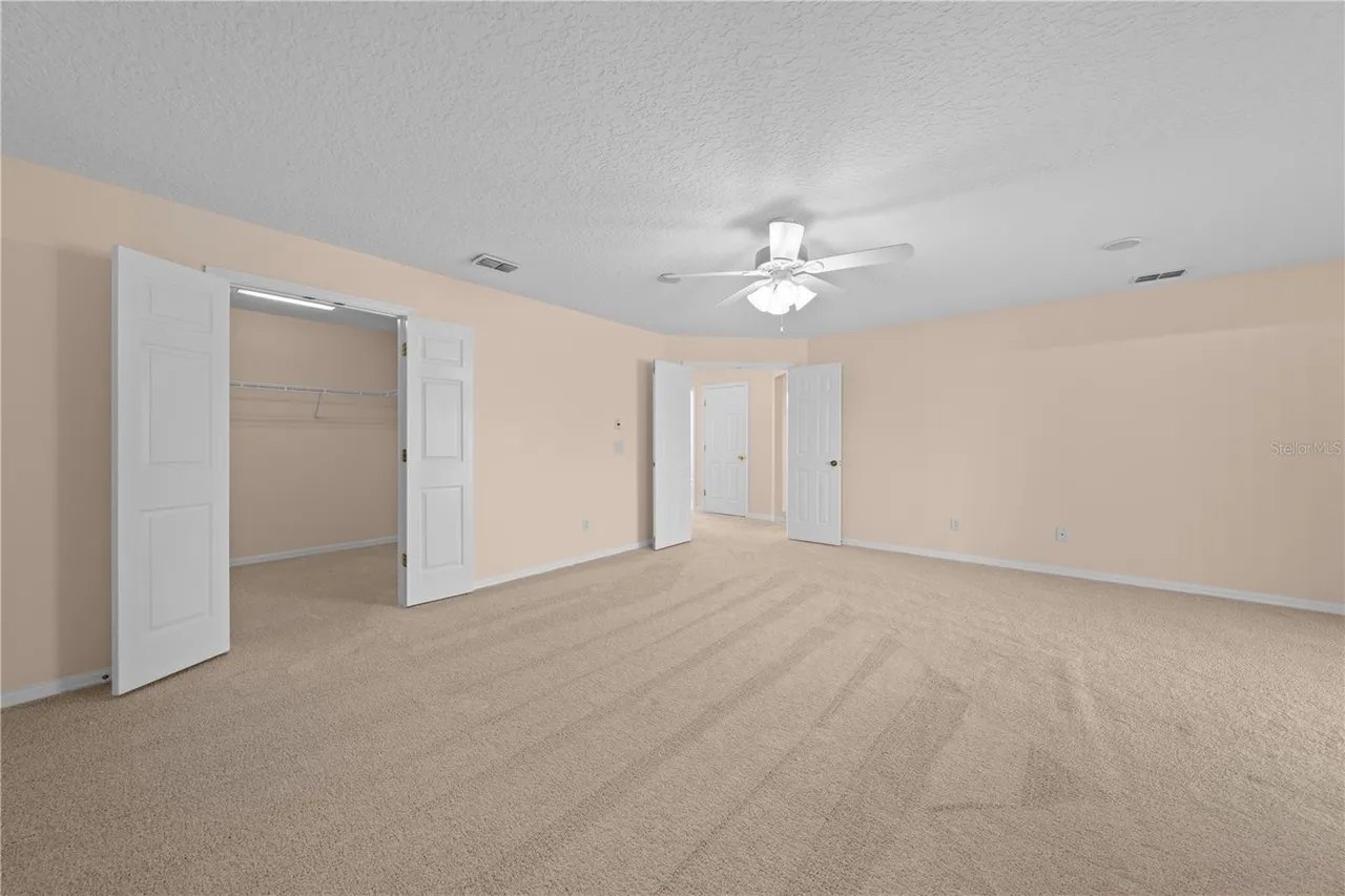 Slide show image of the Orlando Florida Home for Sale 39
