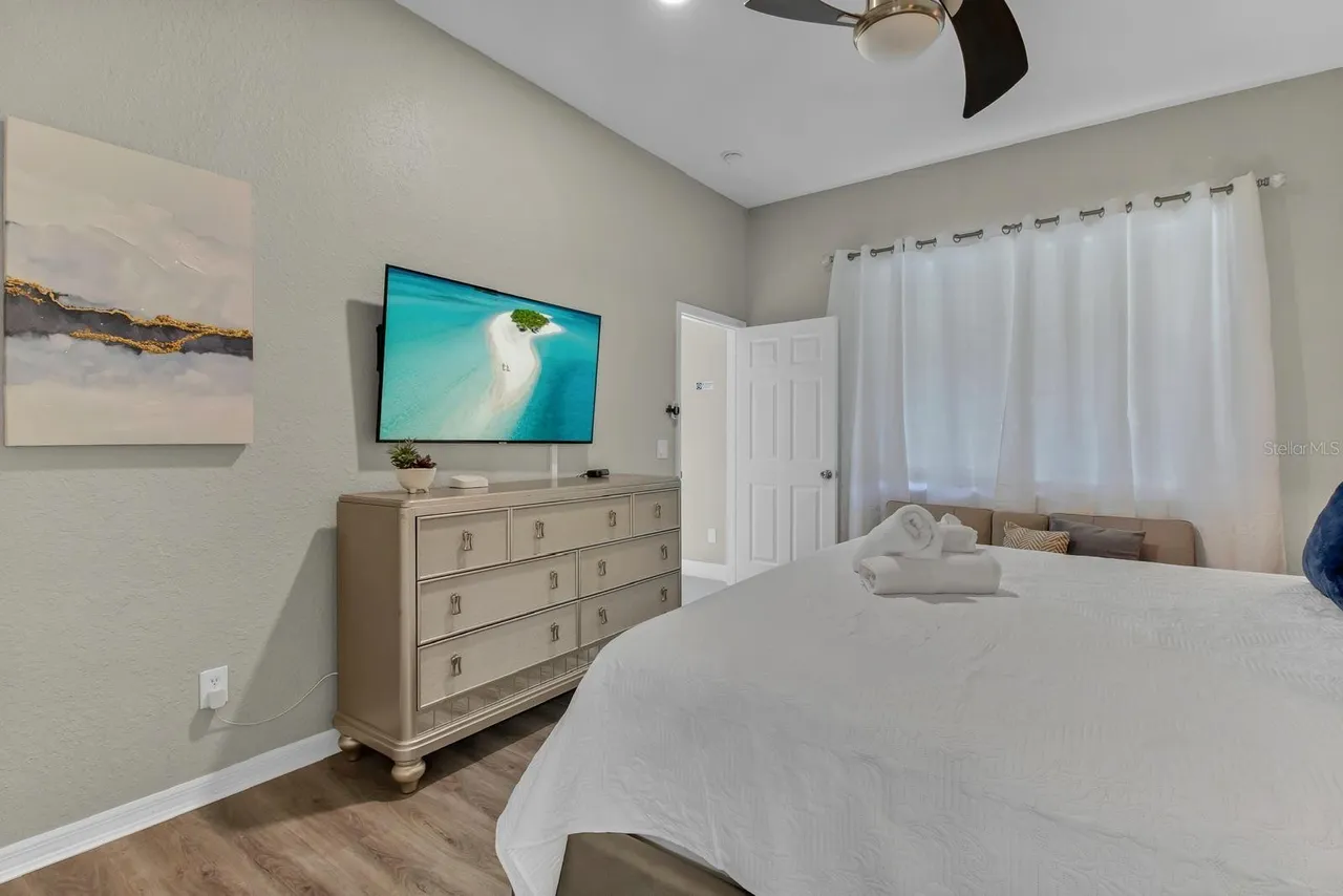 Slide show image of the Orlando Florida Home for Sale 14