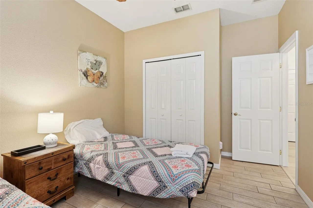 Slide show image of the Orlando Florida Home for Sale 25