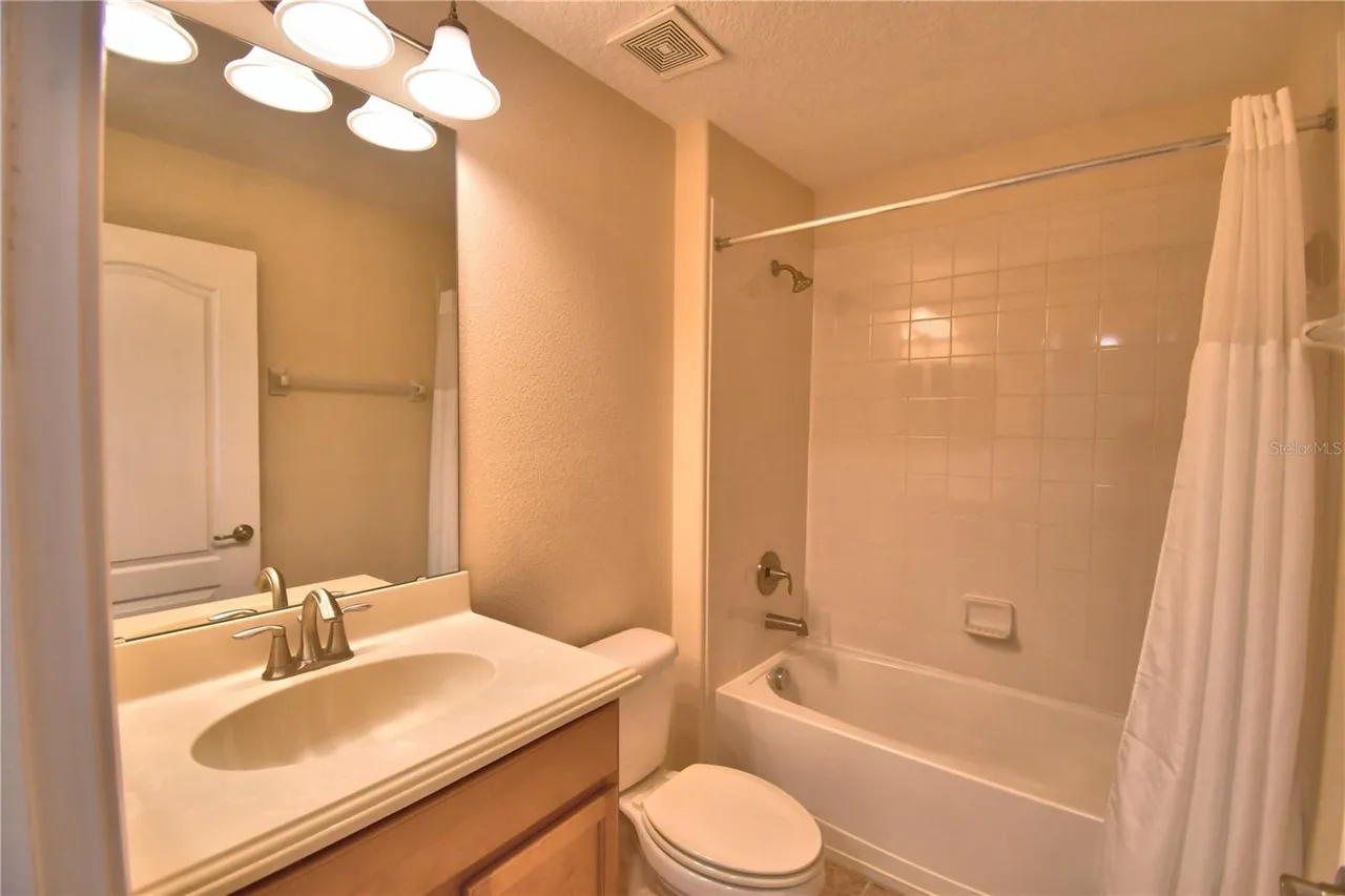 Slide show image of the Orlando Florida Home for Sale 32