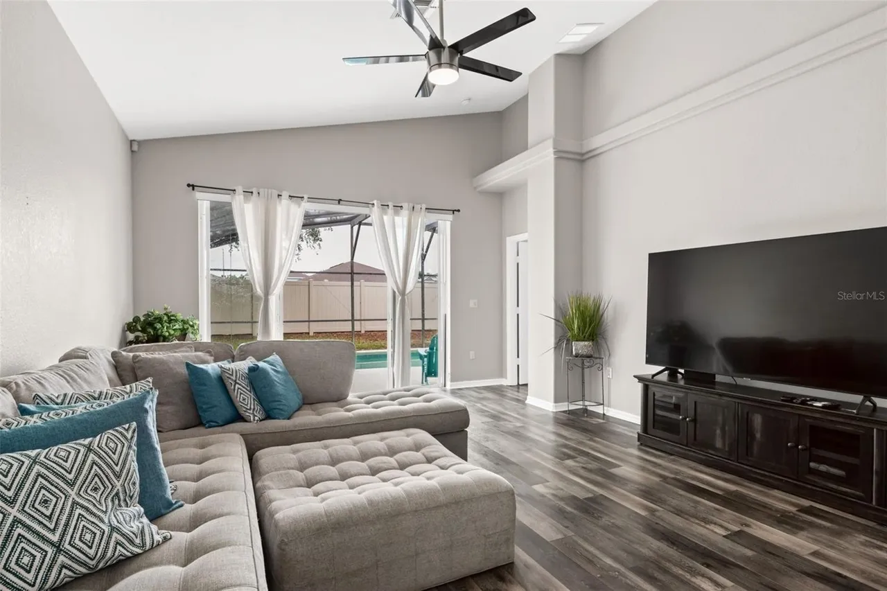 Slide show image of the Orlando Florida Home for Sale 15