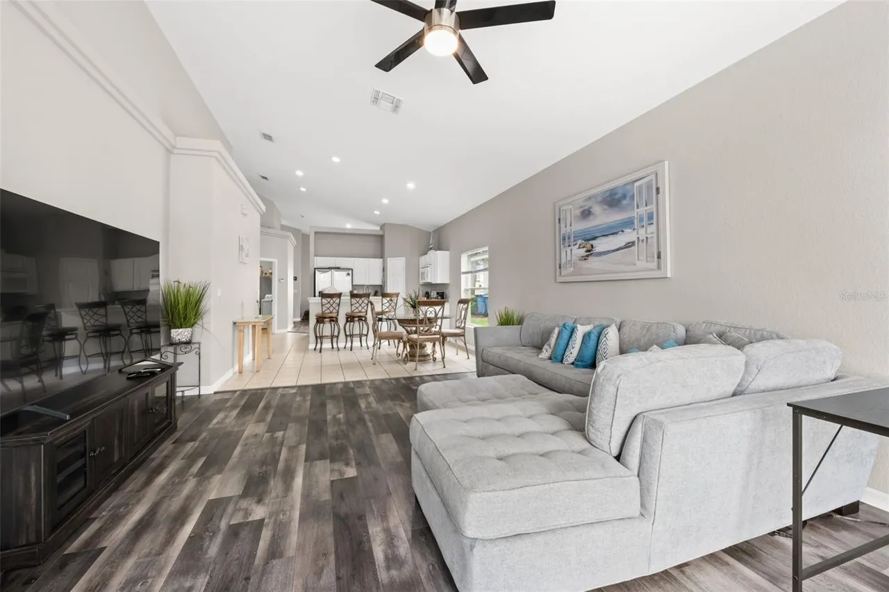 Slide show image of the Orlando Florida Home for Sale 18