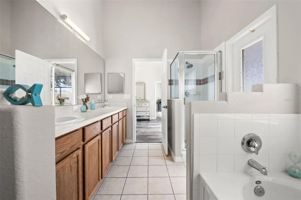 Slide show image of the Orlando Florida Home for Sale 29