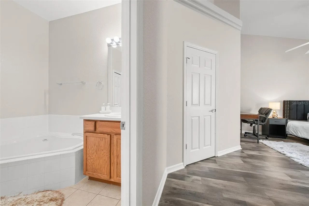Slide show image of the Orlando Florida Home for Sale 31