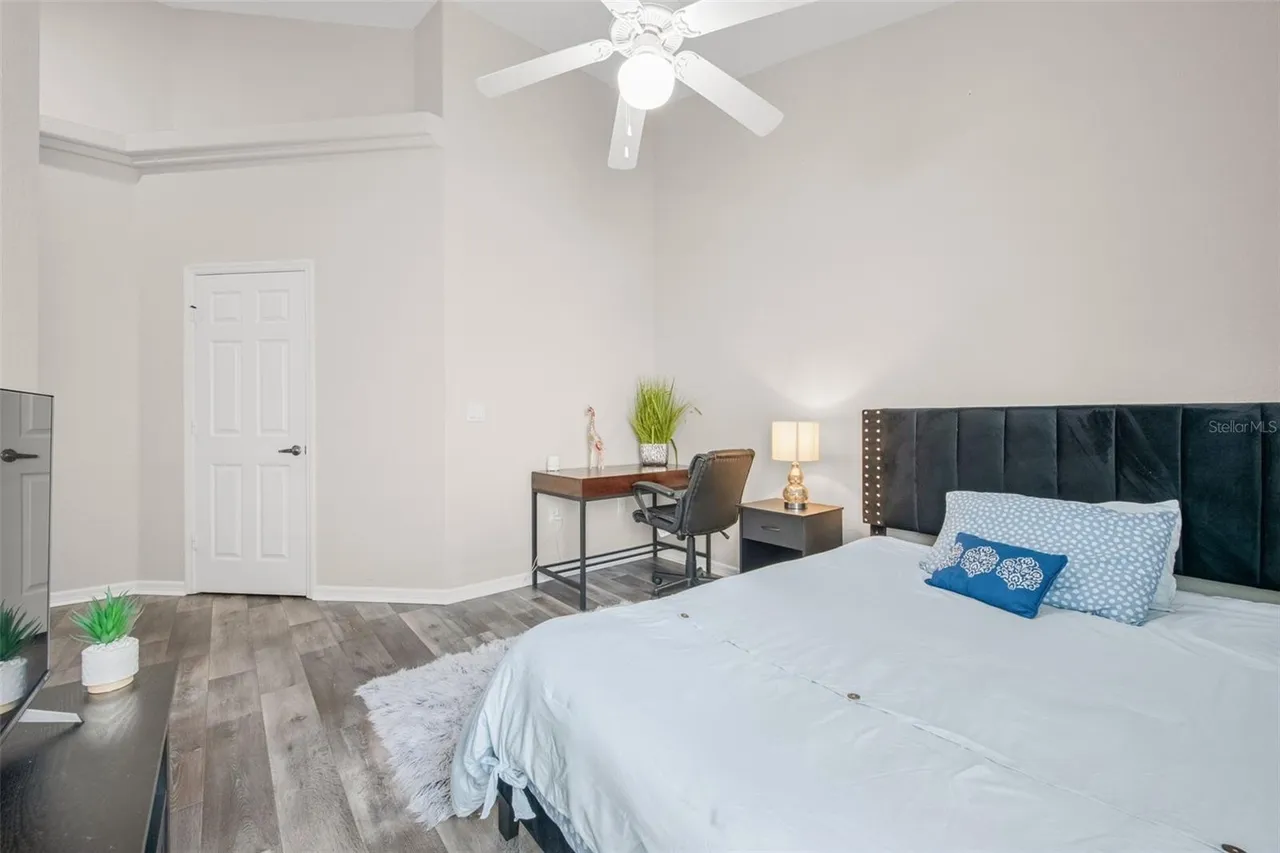 Slide show image of the Orlando Florida Home for Sale 33