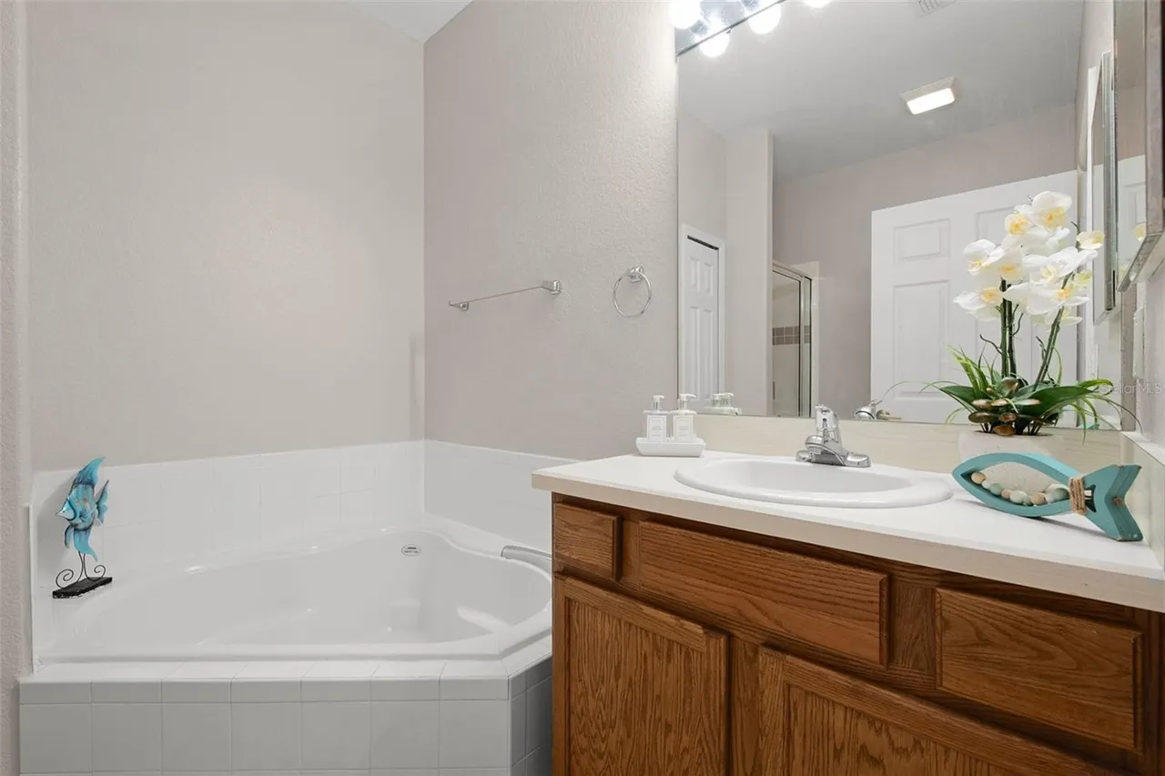 Slide show image of the Orlando Florida Home for Sale 34