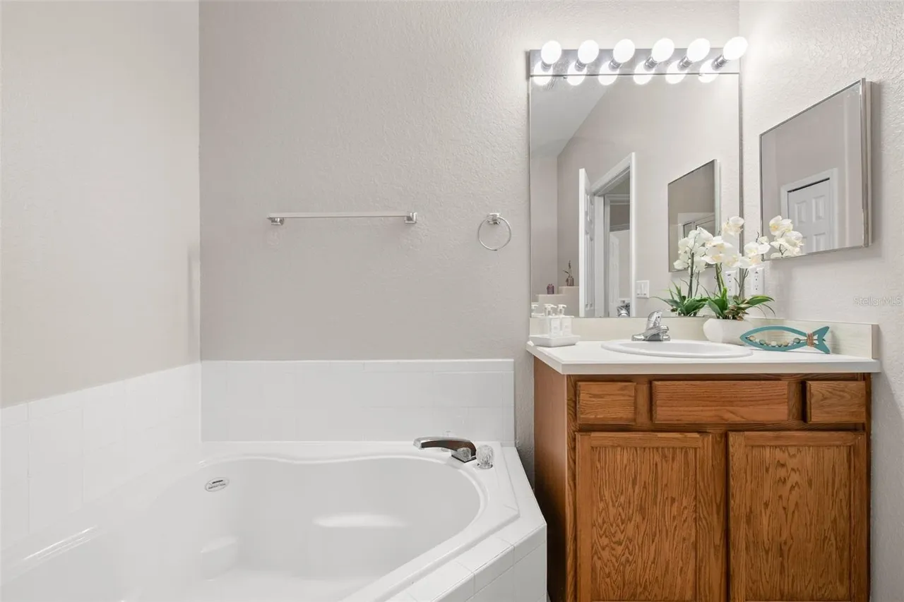Slide show image of the Orlando Florida Home for Sale 35