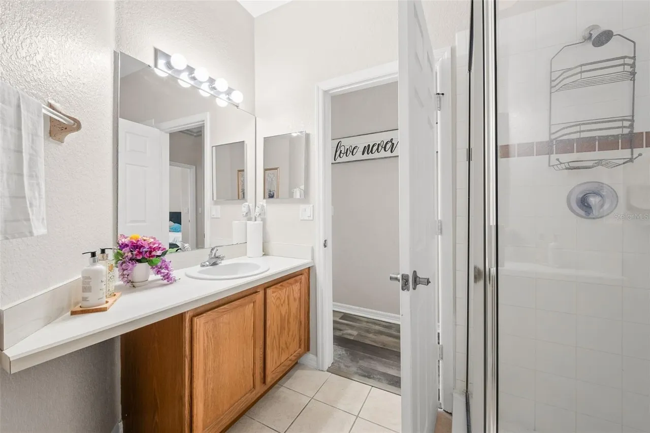 Slide show image of the Orlando Florida Home for Sale 41