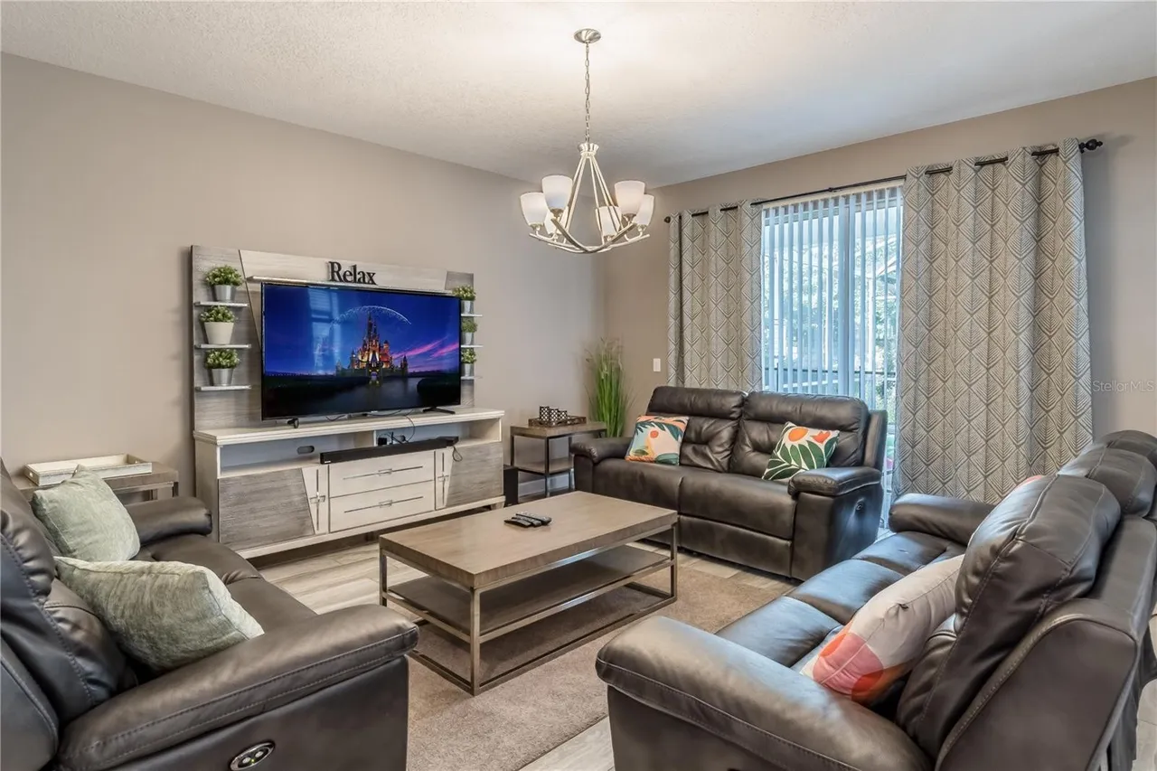 Slide show image of the Orlando Florida Home for Sale 13
