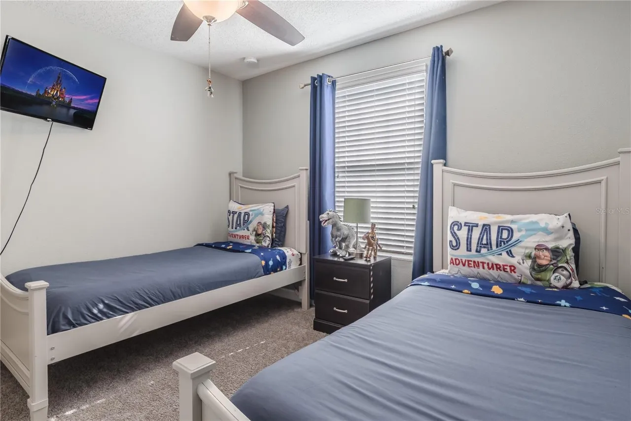 Slide show image of the Orlando Florida Home for Sale 23