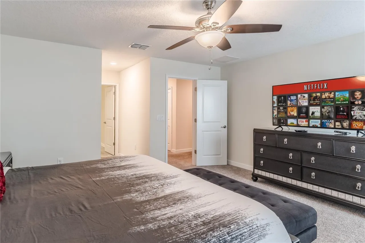 Slide show image of the Orlando Florida Home for Sale 29