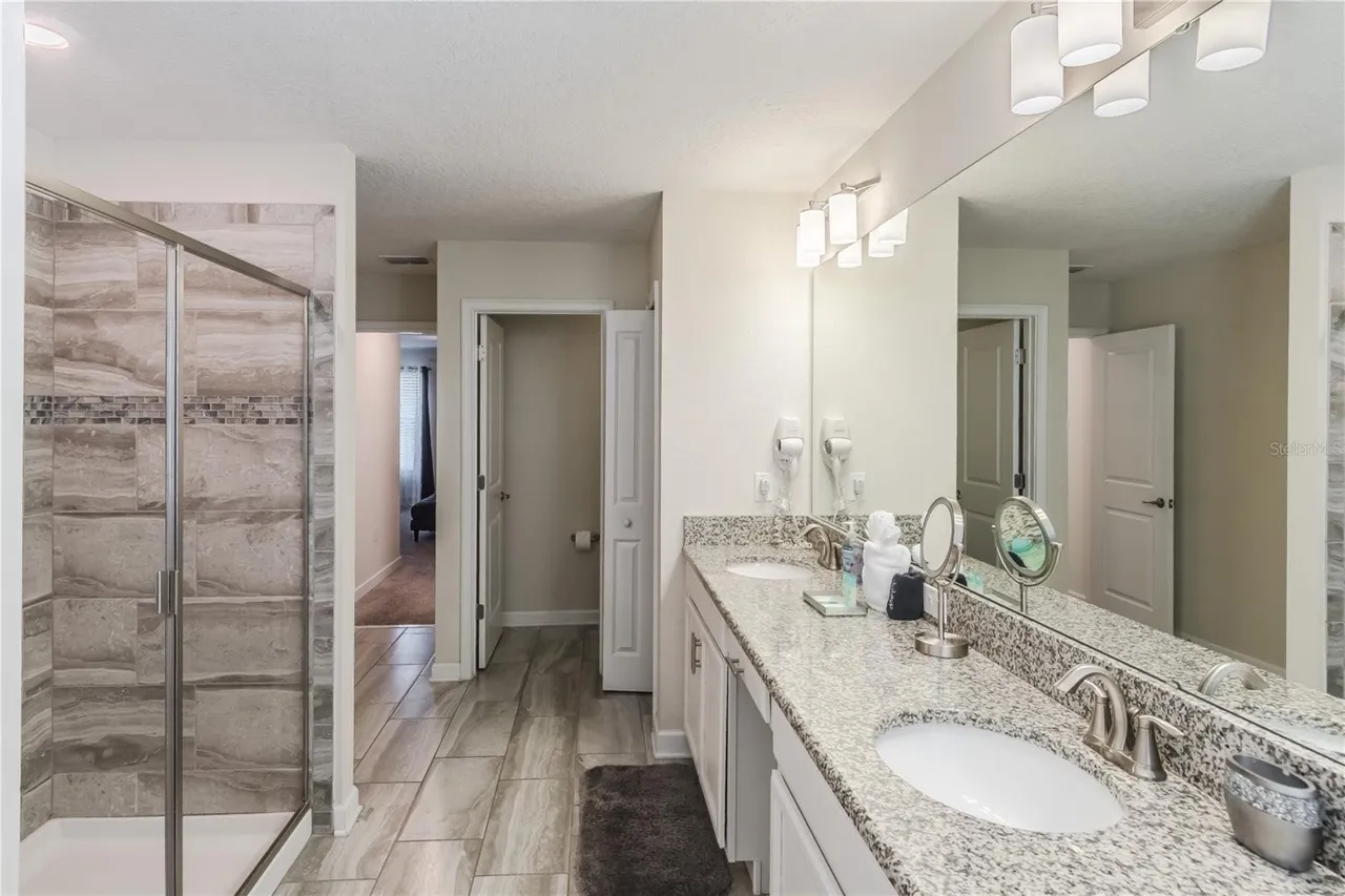 Slide show image of the Orlando Florida Home for Sale 32