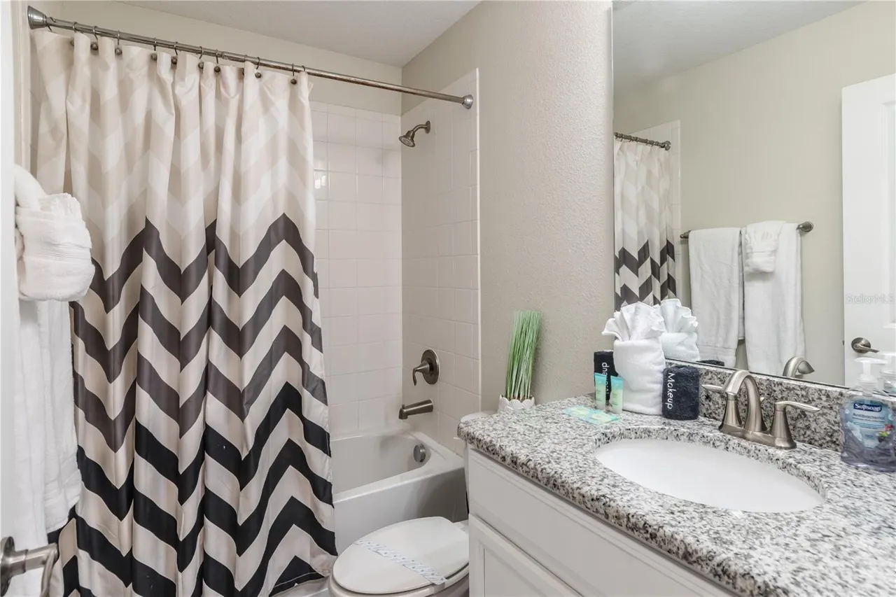Slide show image of the Orlando Florida Home for Sale 34