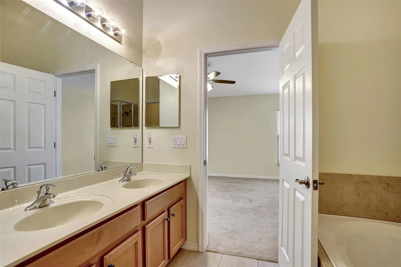 Slide show image of the Orlando Florida Home for Sale 16