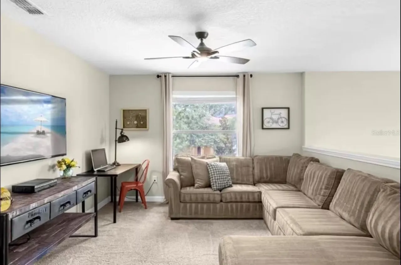 Slide show image of the Orlando Florida Home for Sale 23