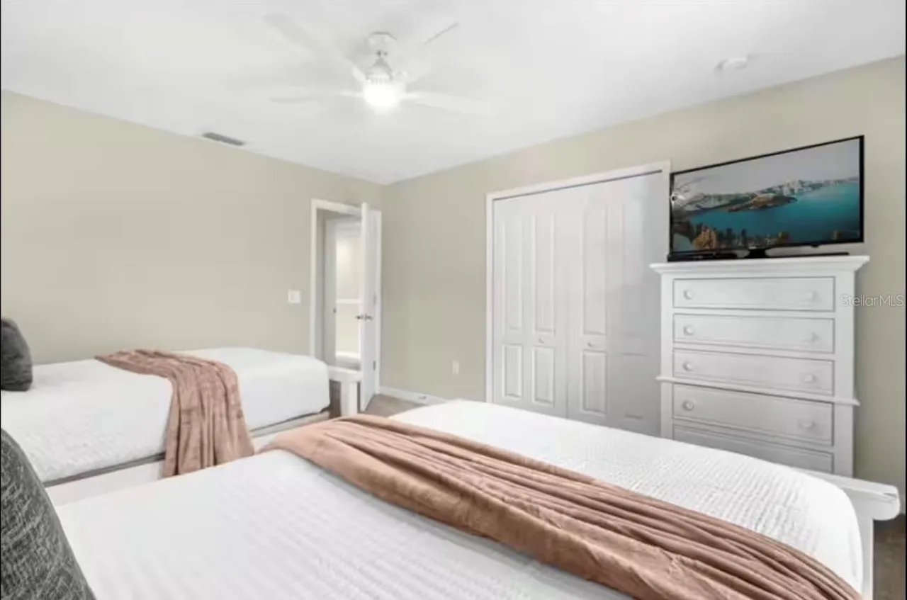 Slide show image of the Orlando Florida Home for Sale 25