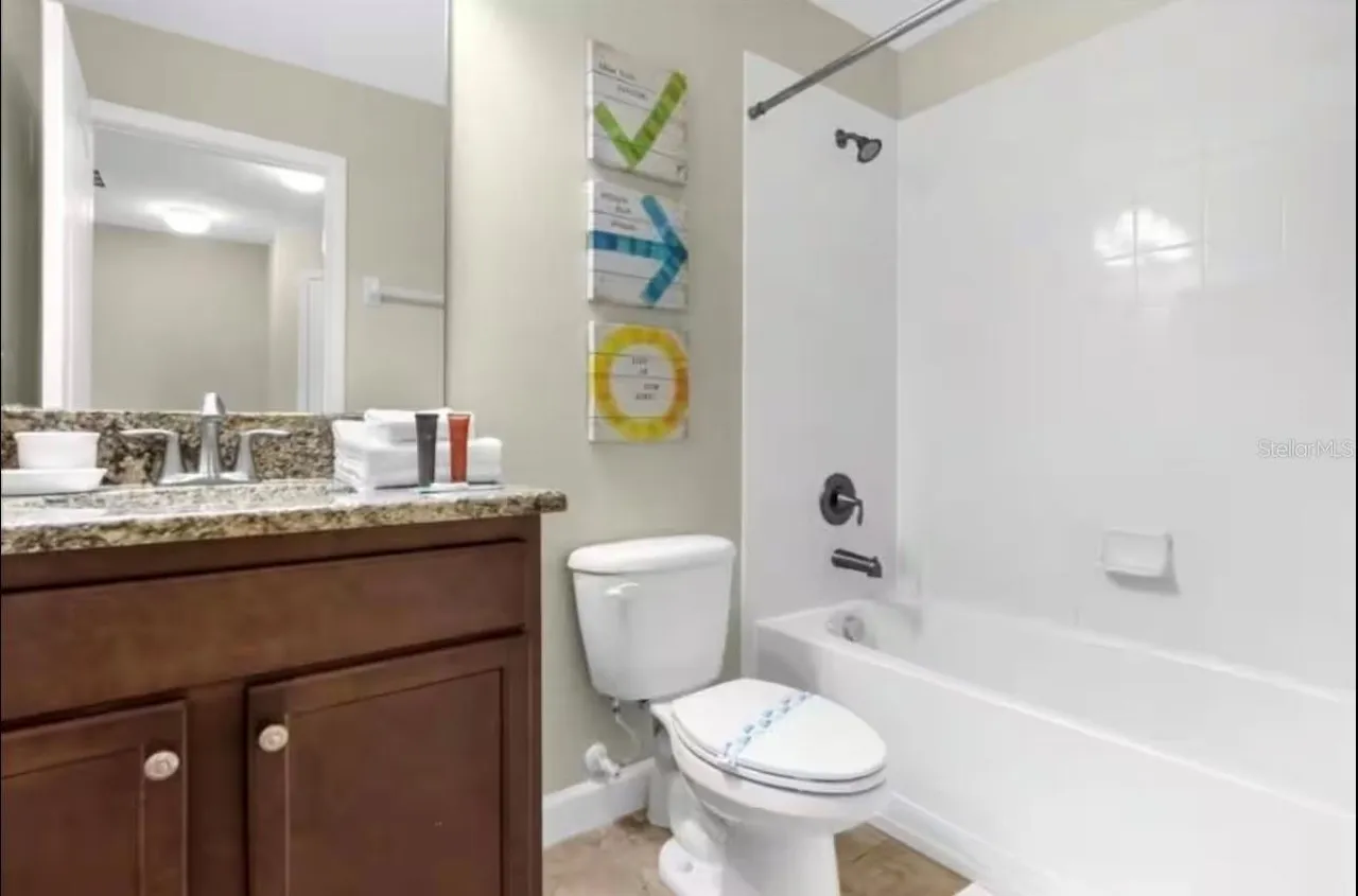 Slide show image of the Orlando Florida Home for Sale 32