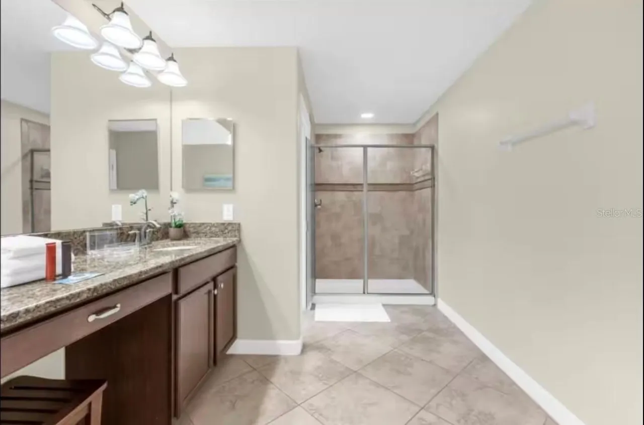 Slide show image of the Orlando Florida Home for Sale 33