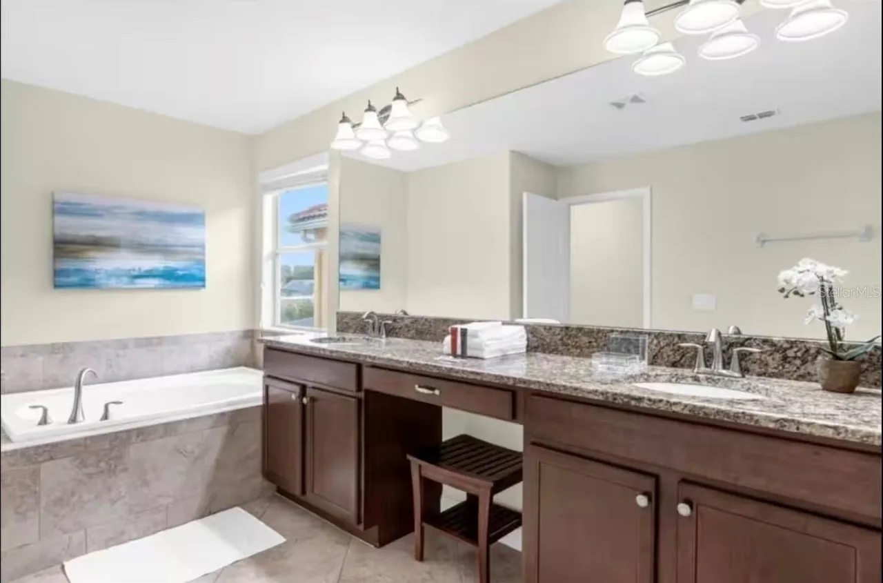 Slide show image of the Orlando Florida Home for Sale 34